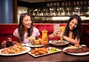 Rock the Boat: City Canal Cruise + dinner at Hard Rock Cafe